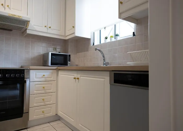 Spacious Apartment Close To The Sea And The City Center