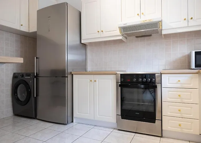 Spacious Apartment Close To The Sea And The City Center